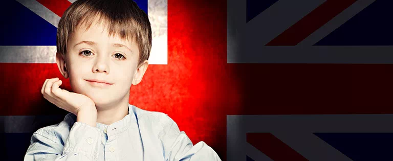 dziecko na tle flagi wielkiej brytanii